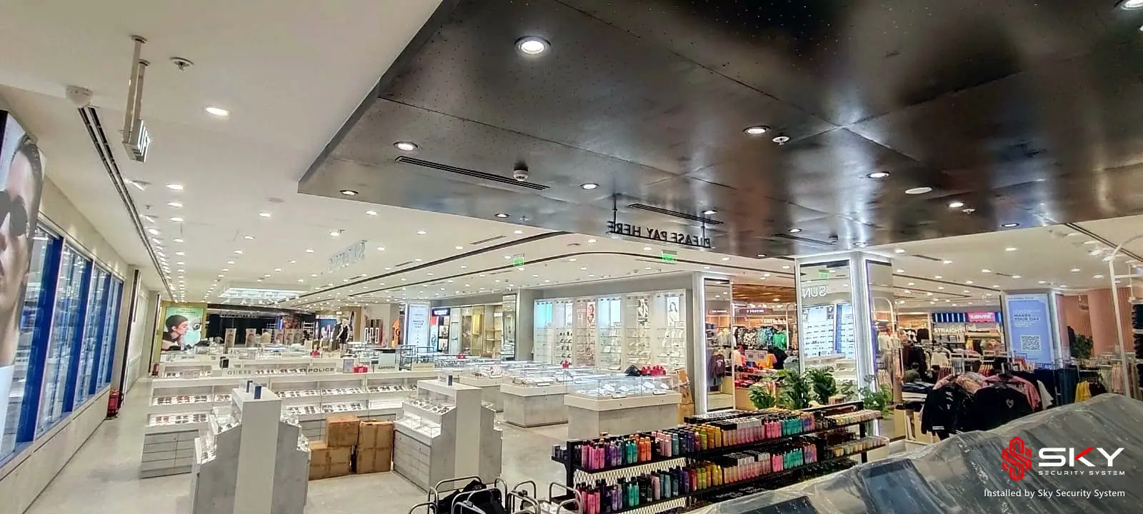 Wide view of the store at a department store. Security and ELV work by Sky Security System.