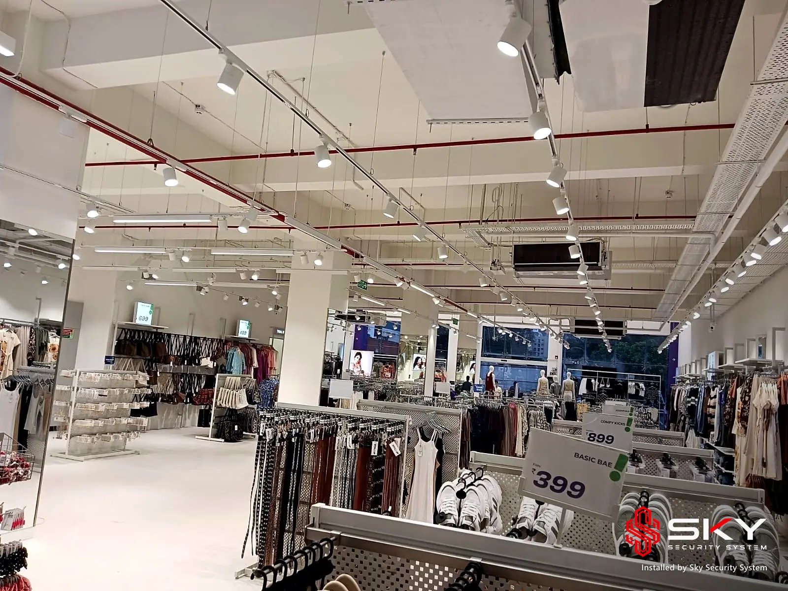 Wide view of the store at a fashion retail. Security and ELV work by Sky Security System.